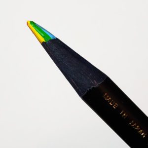 crayon arc-en-ciel noir