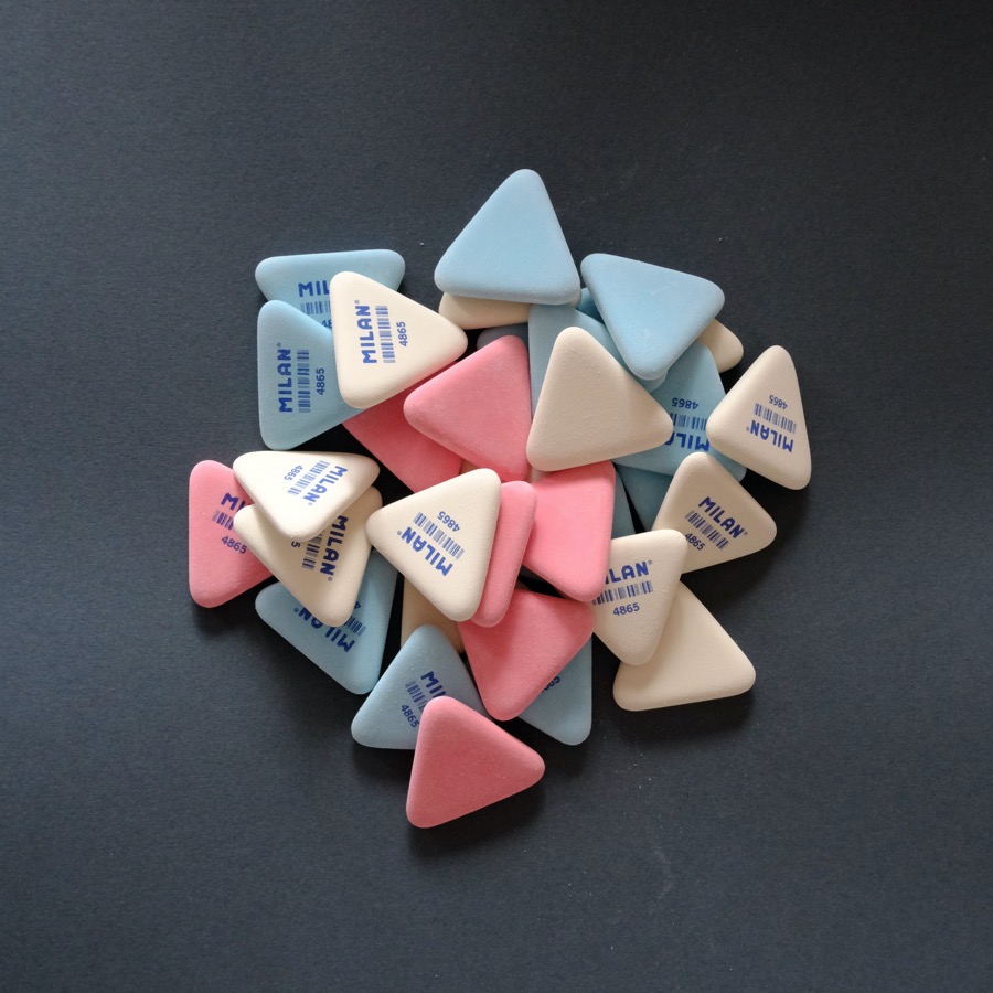 Milan Gomme triangle en caoutchouc rose bleu blanc